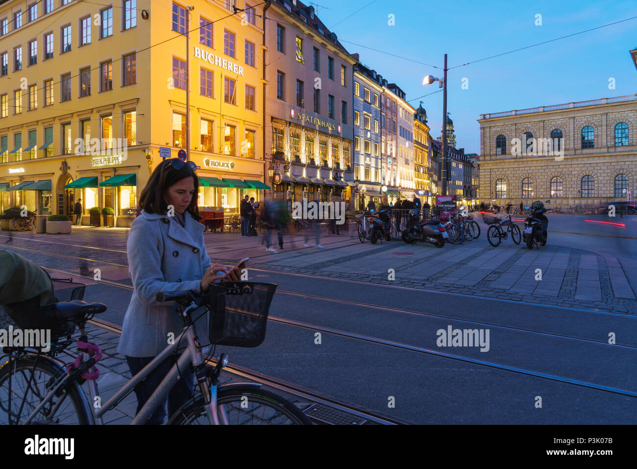 Munich, Allemagne - 25 octobre 2017 : Spatenhaus et autres maisons anciennes à Max-Joseph-Platz dans la nuit Banque D'Images