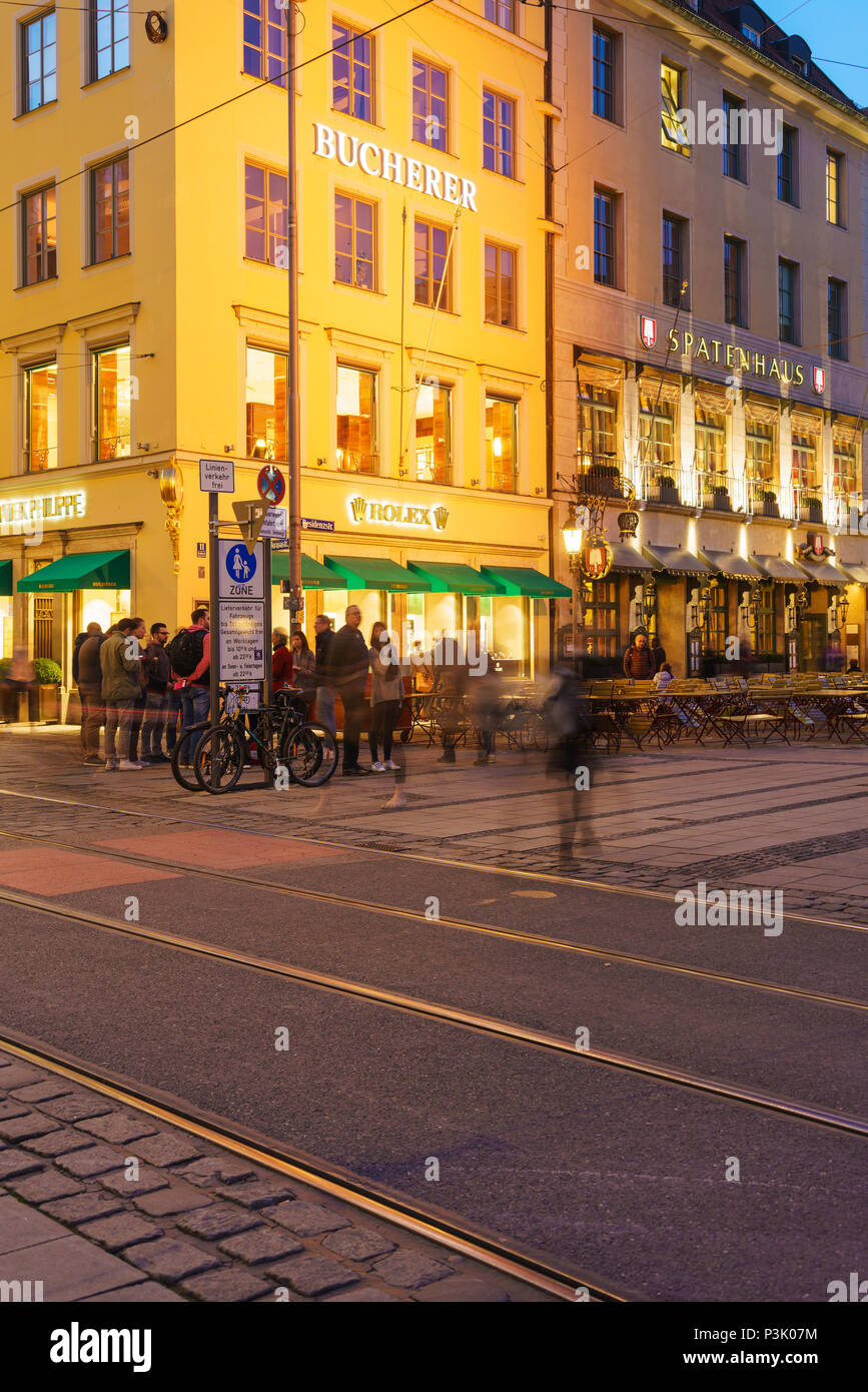 Munich, Allemagne - 25 octobre 2017 : Spatenhaus et autres maisons anciennes à Max-Joseph-Platz dans la nuit Banque D'Images