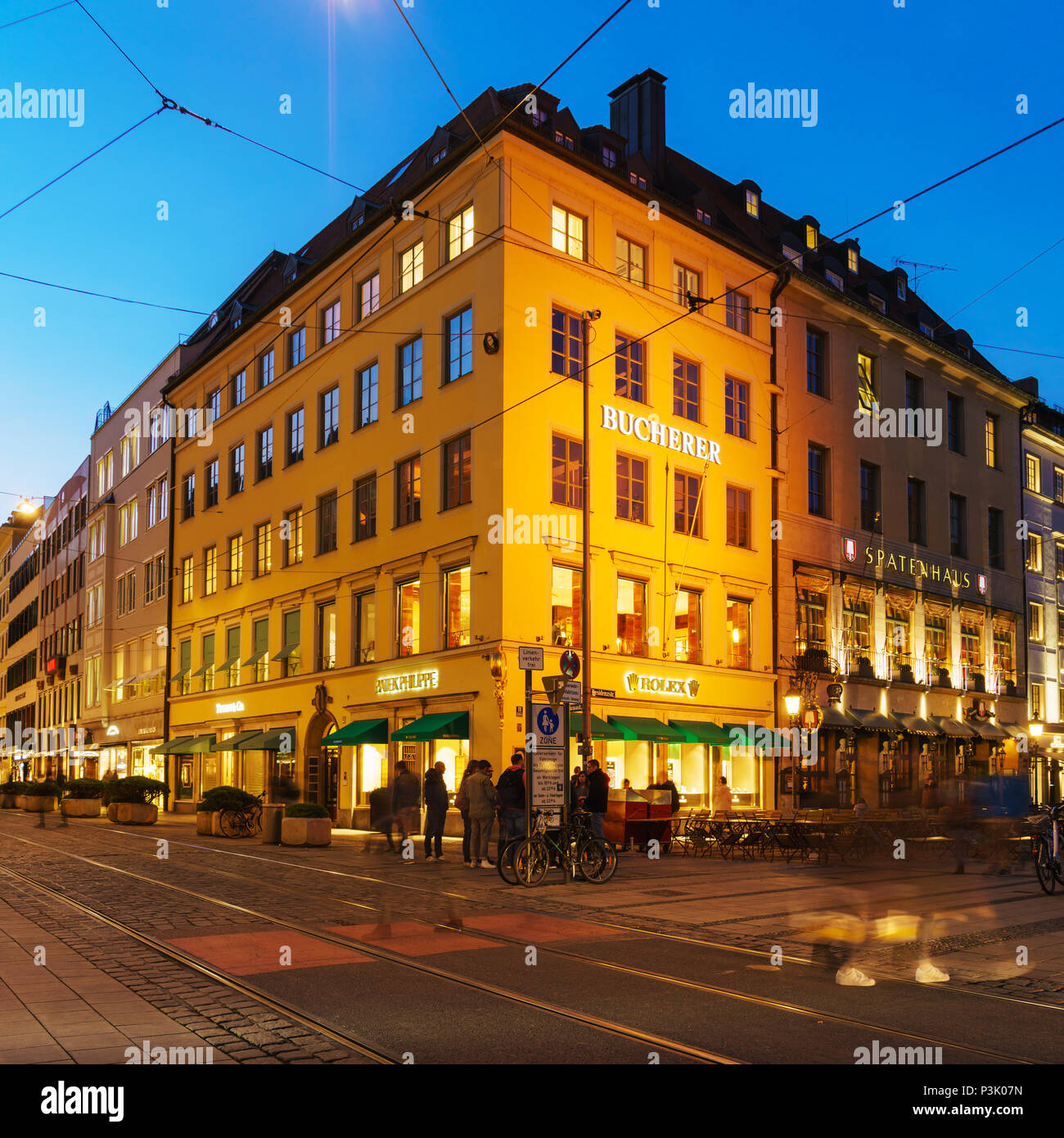 Munich, Allemagne - 25 octobre 2017 : Spatenhaus et autres maisons anciennes à Max-Joseph-Platz dans la nuit Banque D'Images