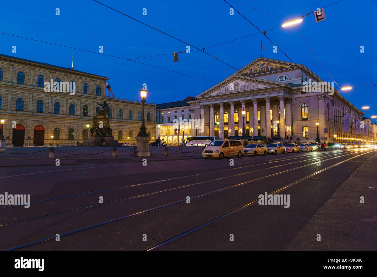 Munich, Allemagne - 25 octobre 2017 : Le Théâtre National le Max-Joseph-Platz dans la nuit Banque D'Images