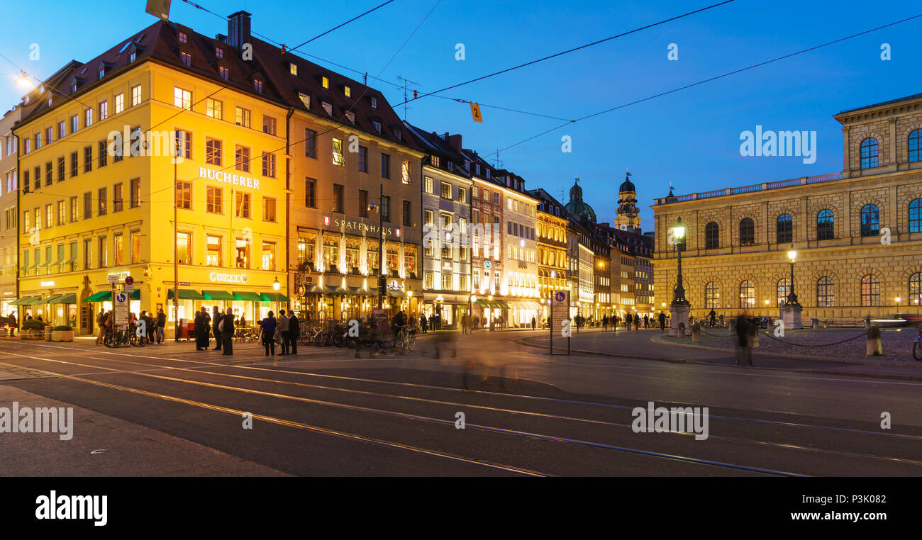 Munich, Allemagne - 25 octobre 2017 : Spatenhaus et autres maisons anciennes à Max-Joseph-Platz dans la nuit Banque D'Images