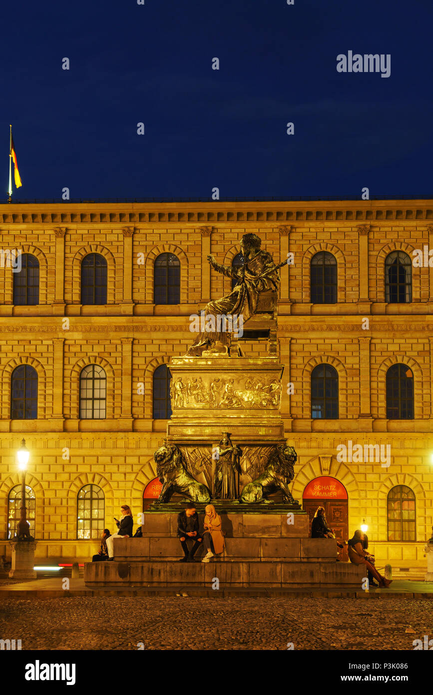 Munich, Allemagne - 25 octobre 2017 : Statue du Roi Maximilien Joseph (1835) par Christian Daniel Rauch à Max-Joseph-Platz dans la nuit Banque D'Images