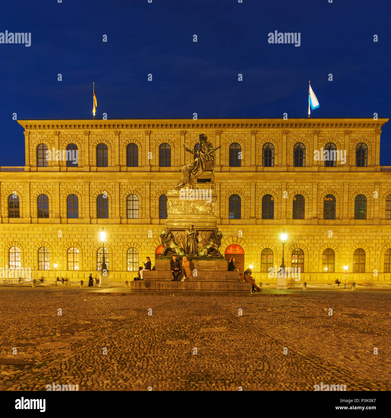 Munich, Allemagne - 25 octobre 2017 : Statue du Roi Maximilien Joseph (1835) par Christian Daniel Rauch à Max-Joseph-Platz dans la nuit Banque D'Images