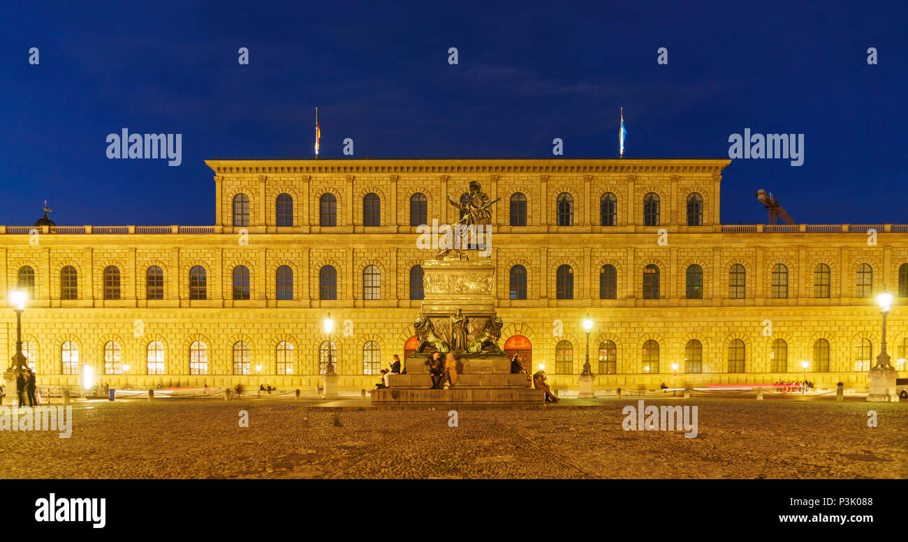 Munich, Allemagne - 25 octobre 2017 : Statue du Roi Maximilien Joseph (1835) par Christian Daniel Rauch à Max-Joseph-Platz dans la nuit Banque D'Images
