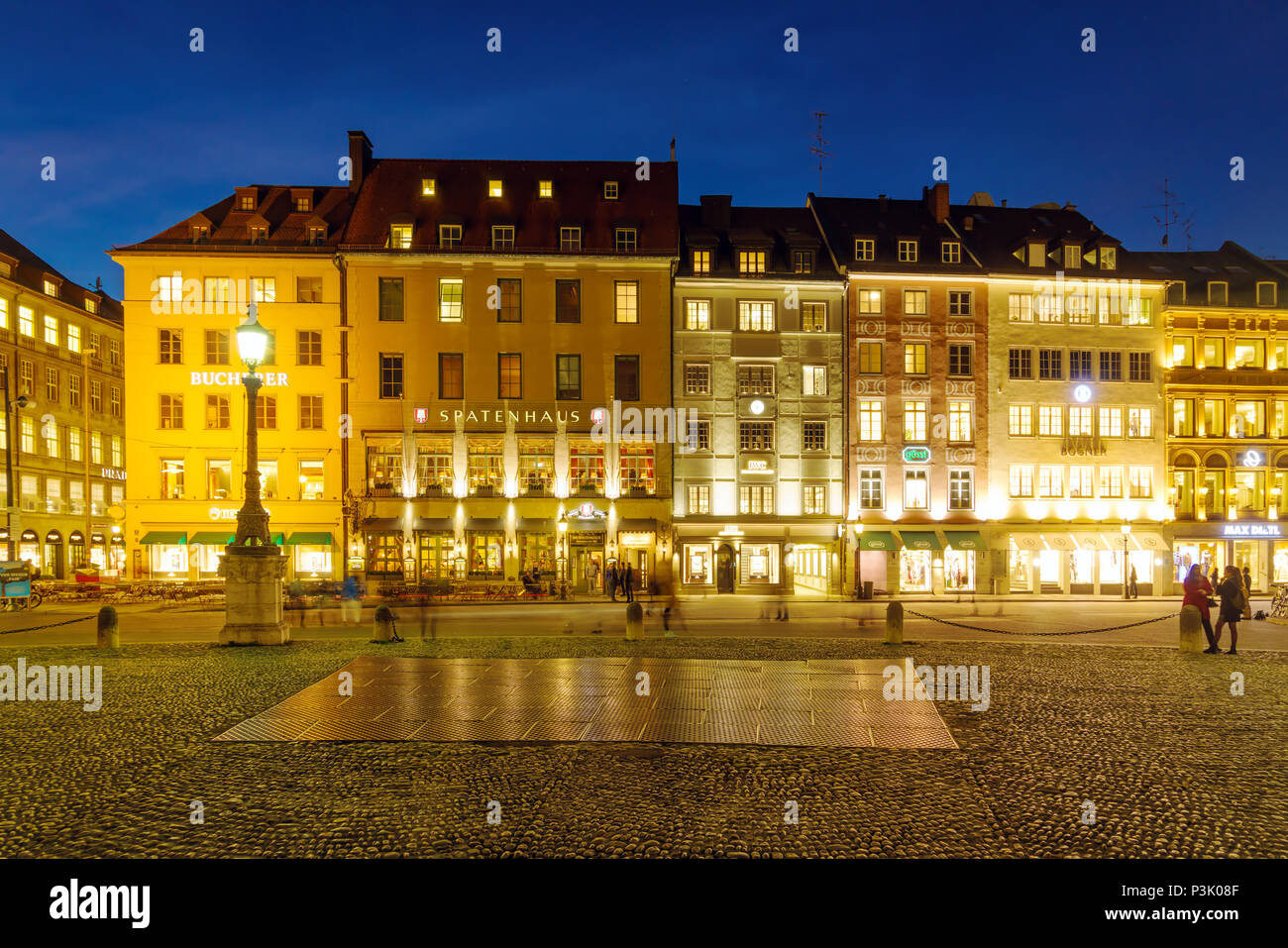 Munich, Allemagne - 25 octobre 2017 : Spatenhaus et autres maisons anciennes à Max-Joseph-Platz dans la nuit Banque D'Images