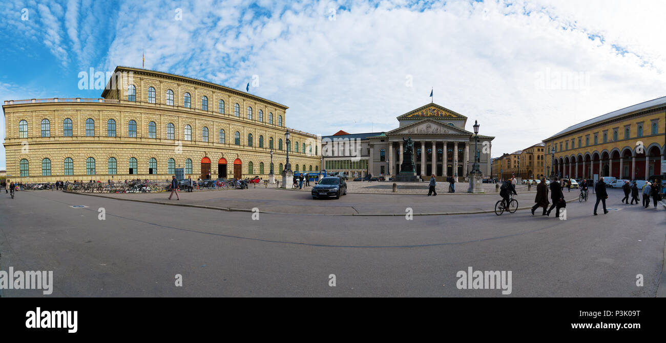 Munich, Allemagne - 25 octobre 2017 : large panorama de Max-Joseph-Platz avec beaucoup de gens Banque D'Images