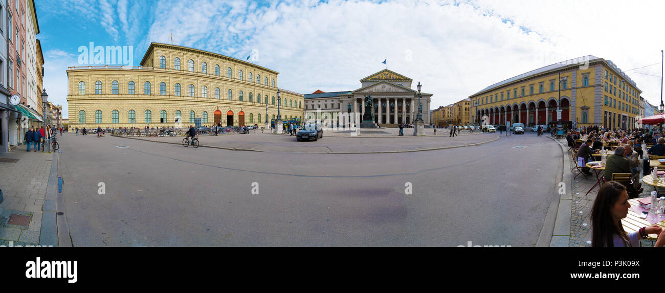 Munich, Allemagne - 25 octobre 2017 : large panorama de Max-Joseph-Platz avec beaucoup de gens Banque D'Images