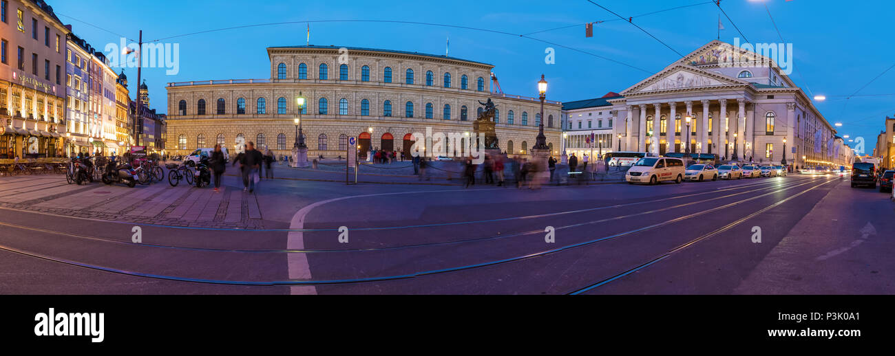 Munich, Allemagne - 25 octobre 2017 : large panorama de Max-Joseph-Platz avec beaucoup de gens dans la nuit Banque D'Images