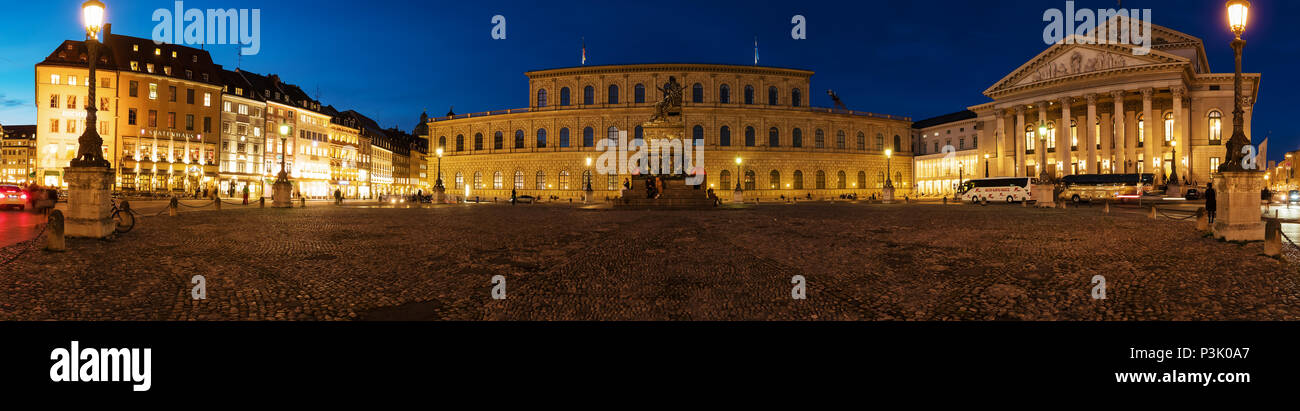 Munich, Allemagne - 25 octobre 2017 : large panorama de Max-Joseph-Platz avec beaucoup de gens dans la nuit Banque D'Images