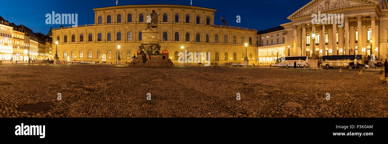 Munich, Allemagne - 25 octobre 2017 : large panorama de Max-Joseph-Platz avec beaucoup de gens dans la nuit Banque D'Images