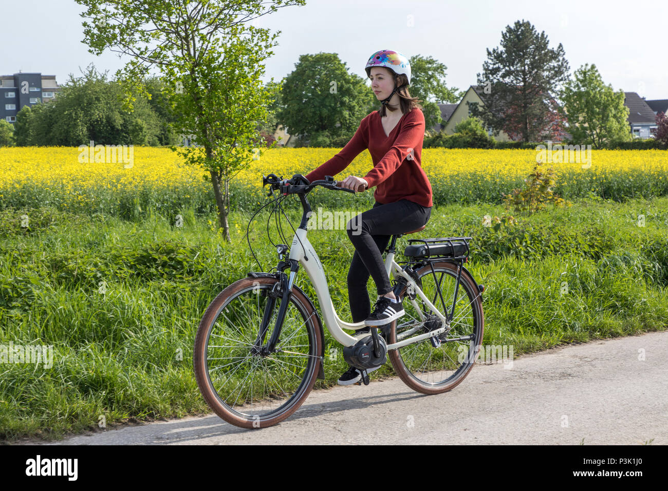 Jeune femme rides un e-bike, vélo électrique, moteur électrique aide à la conduite, Banque D'Images
