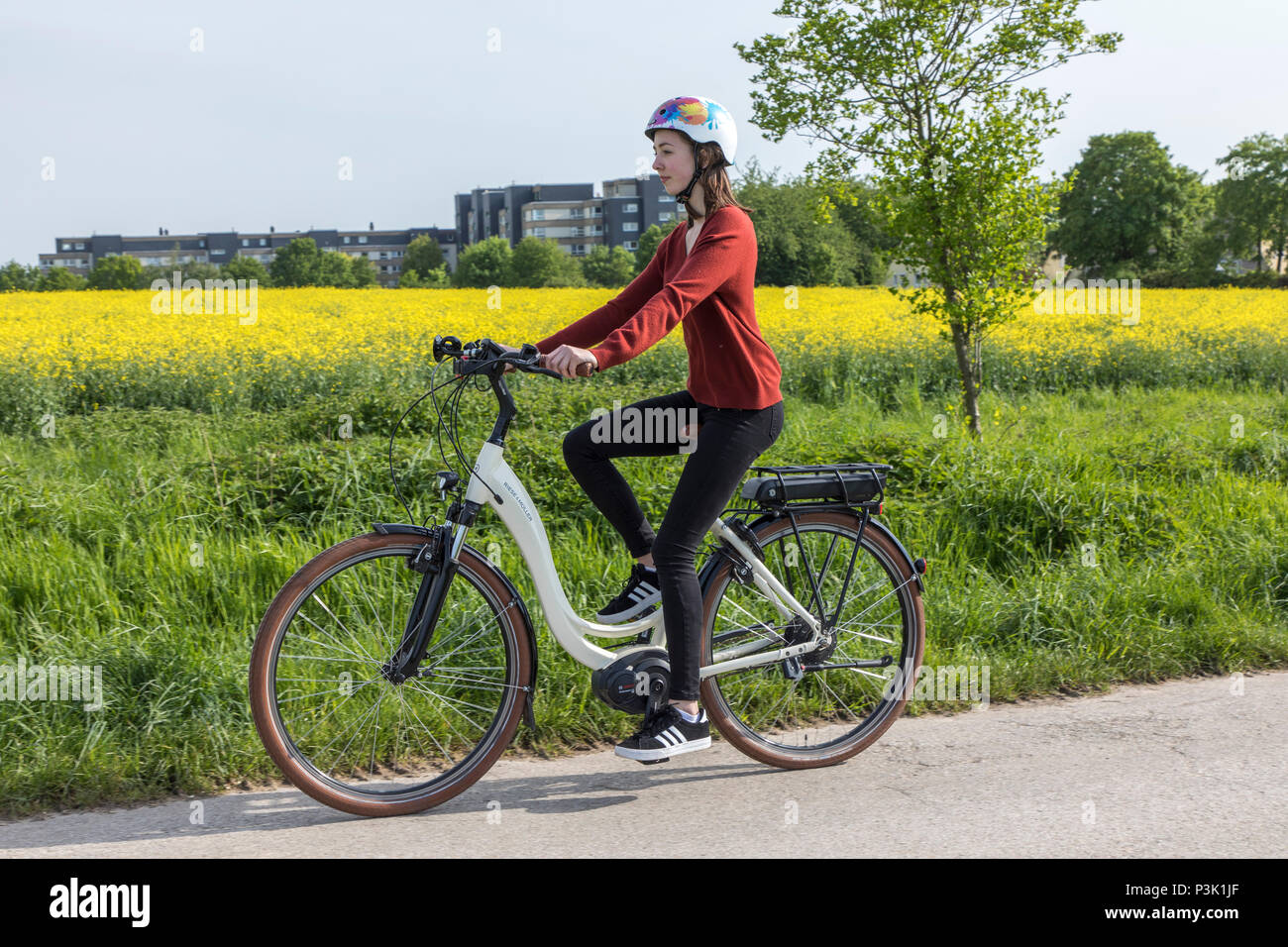 Jeune femme rides un e-bike, vélo électrique, moteur électrique aide à la conduite, Banque D'Images