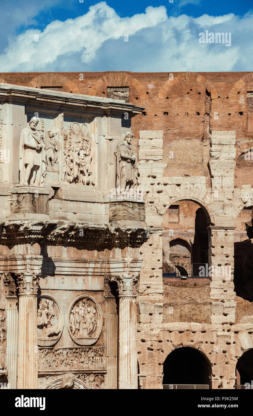 Antiquités, archéologie et vistiges du passé à Rome. Colisée et arc d'arches monumentales Constantinus côte à côte Banque D'Images