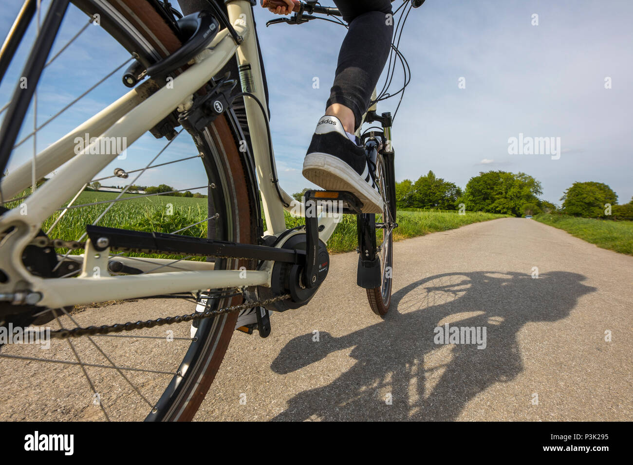 Jeune femme rides un e-bike, vélo électrique, moteur électrique aide à la conduite, moteur électrique, moteur, Banque D'Images