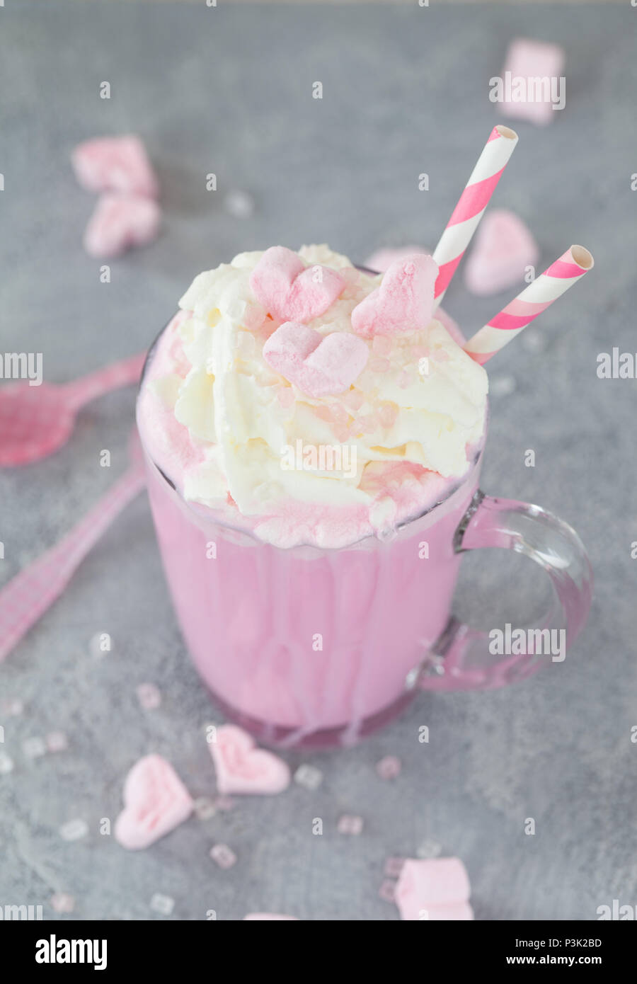 Chocolat chaud rose / lait aromatisé avec de la crème fouettée et les guimauves Banque D'Images