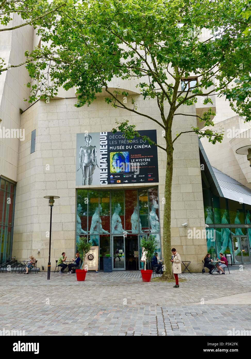 Les gens à l'extérieur de l'entrée latérale pour le Musée du Cinéma français, dédiée au cinéma français, le parc de Bercy, Paris, France Banque D'Images