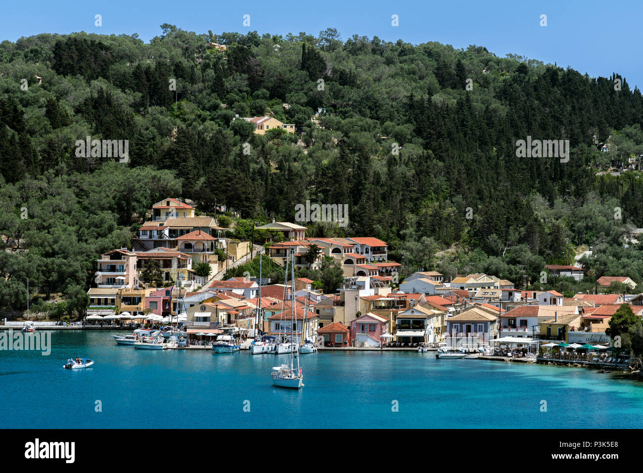 Lakka baie et le Village, Paxos. Banque D'Images