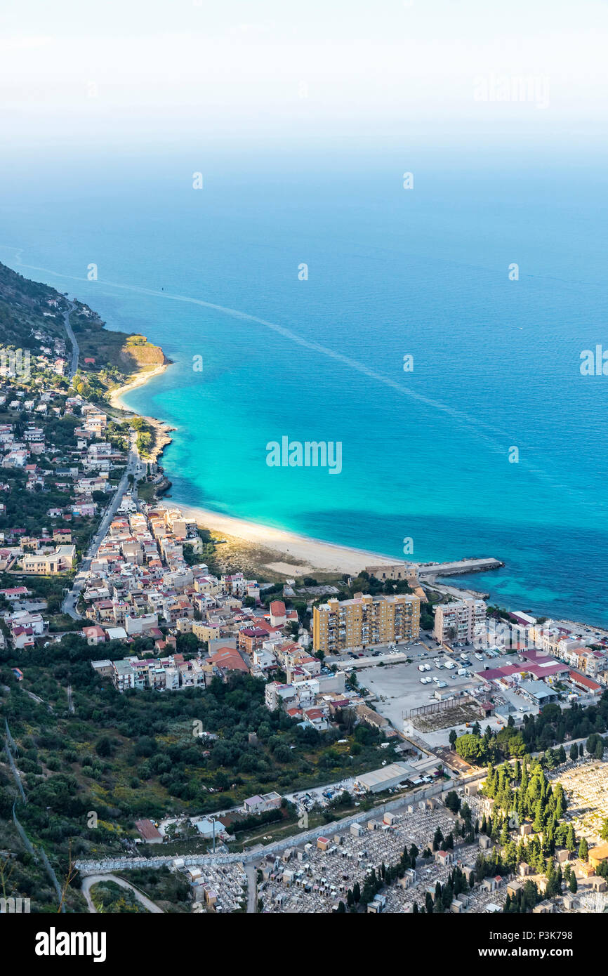 Vue aérienne de la Vergine Maria Beach dans la ville de Palerme, Sicile, Italie Banque D'Images