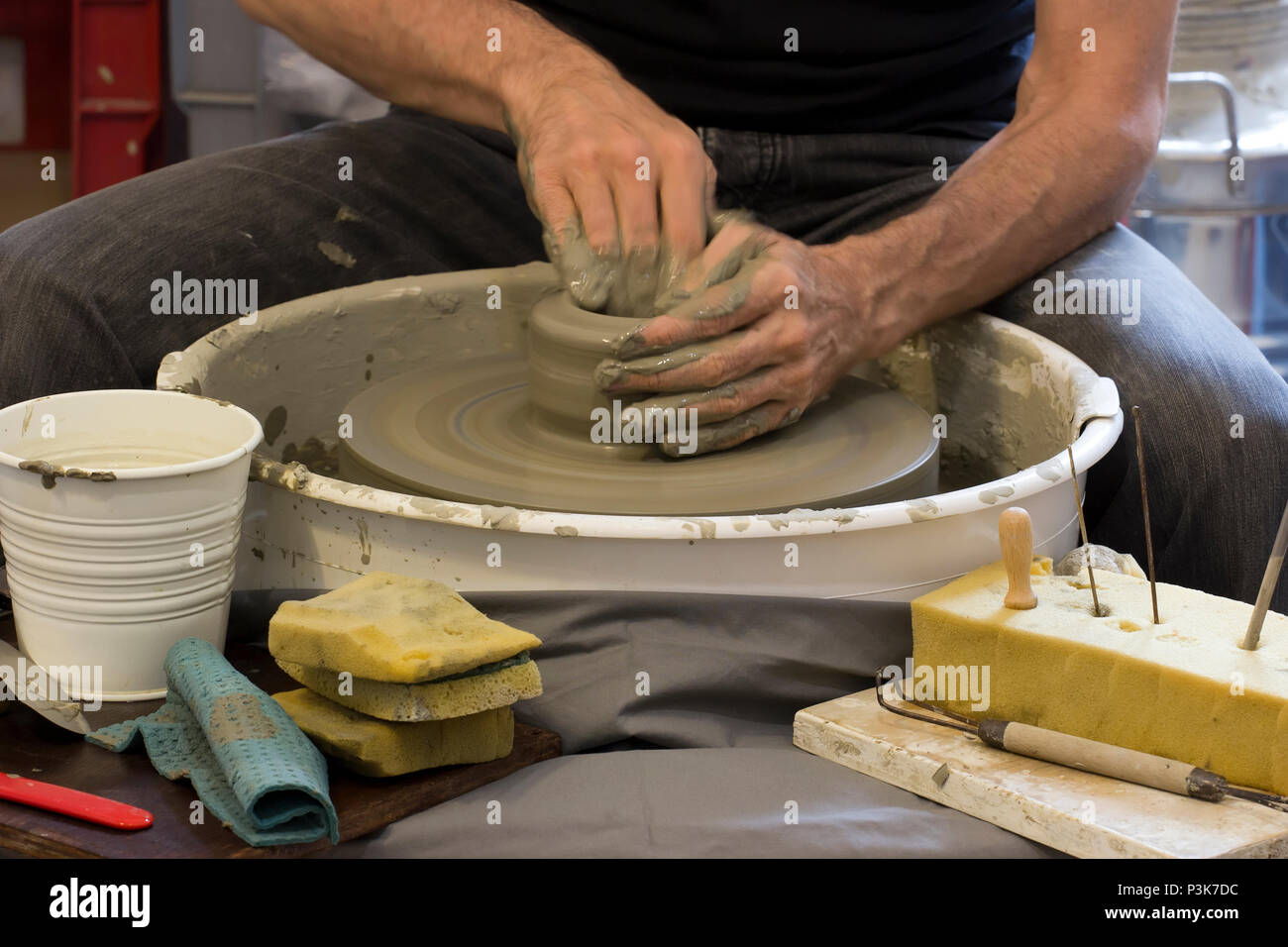 Le céramiste travaillant à la roue de potter Banque D'Images
