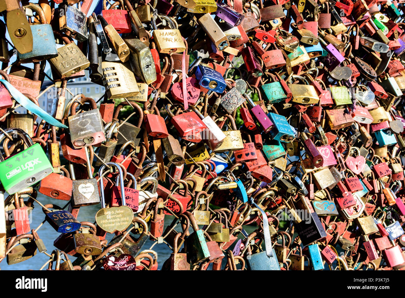 Salzbourg : love locks à bridge Markartsteg en Autriche, Salzbourg, Banque D'Images