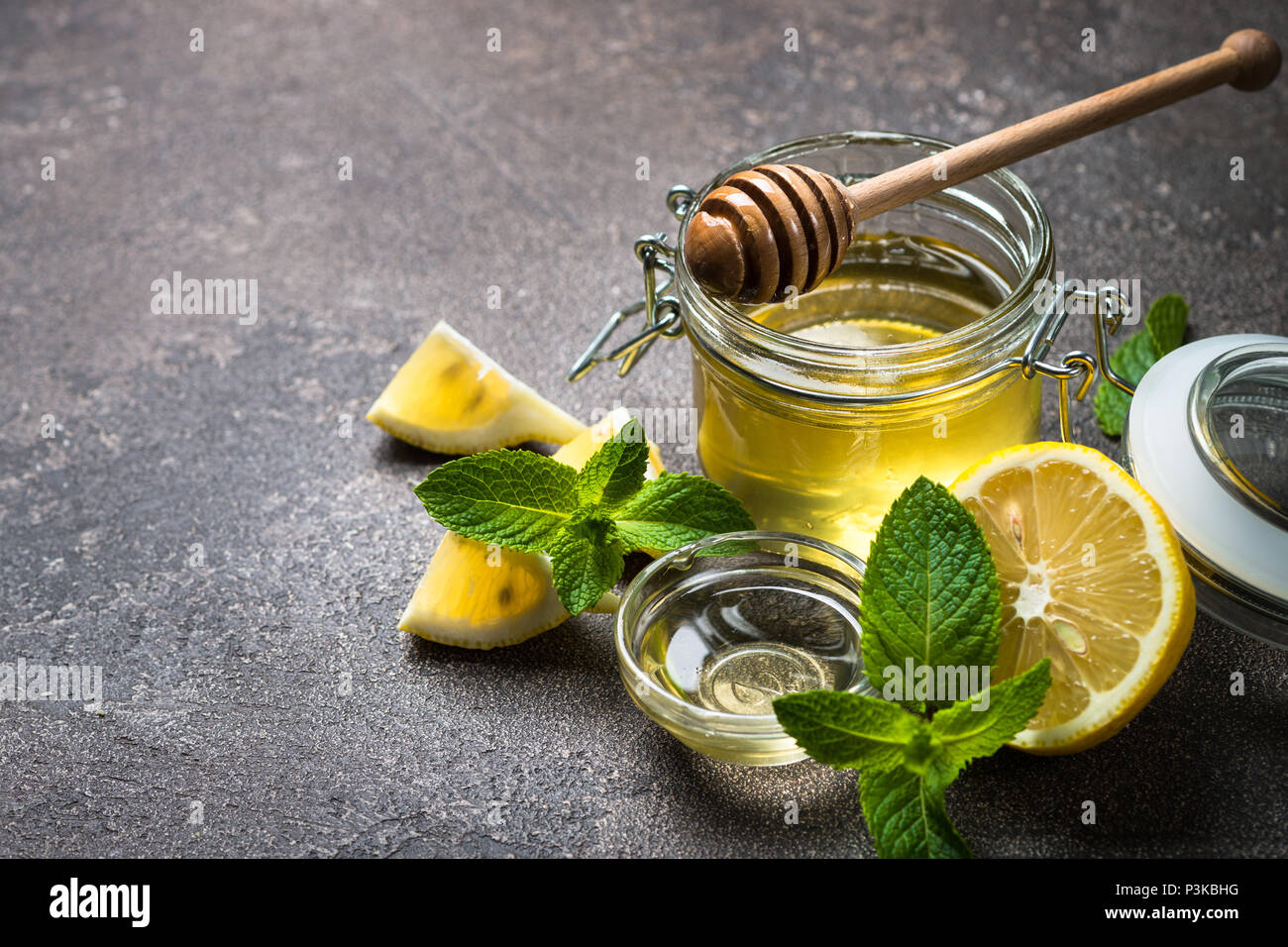 Le miel dans un pot avec du citron et menthe. Banque D'Images Le miel dans un pot avec du citron et menthe. Banque D'Images
