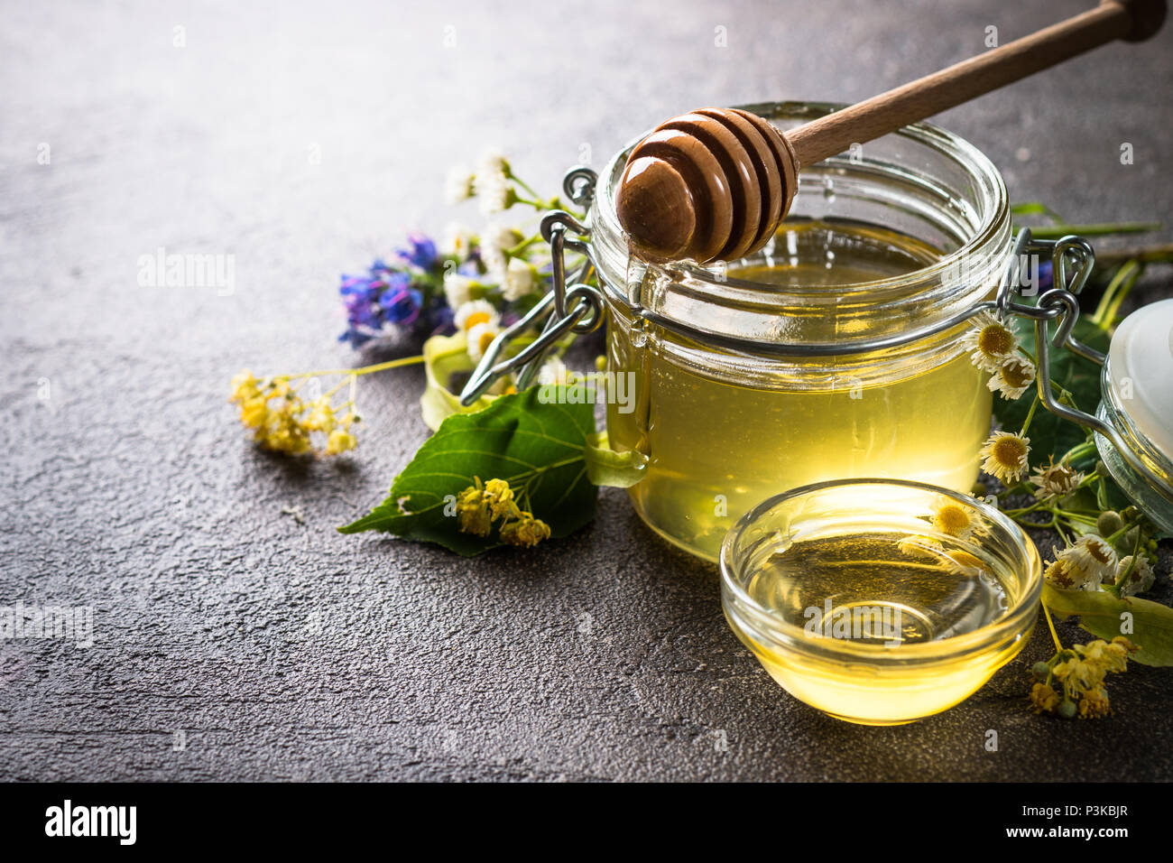 Miel avec fleur et balancier. Banque D'Images Miel avec fleur et balancier. Banque D'Images
