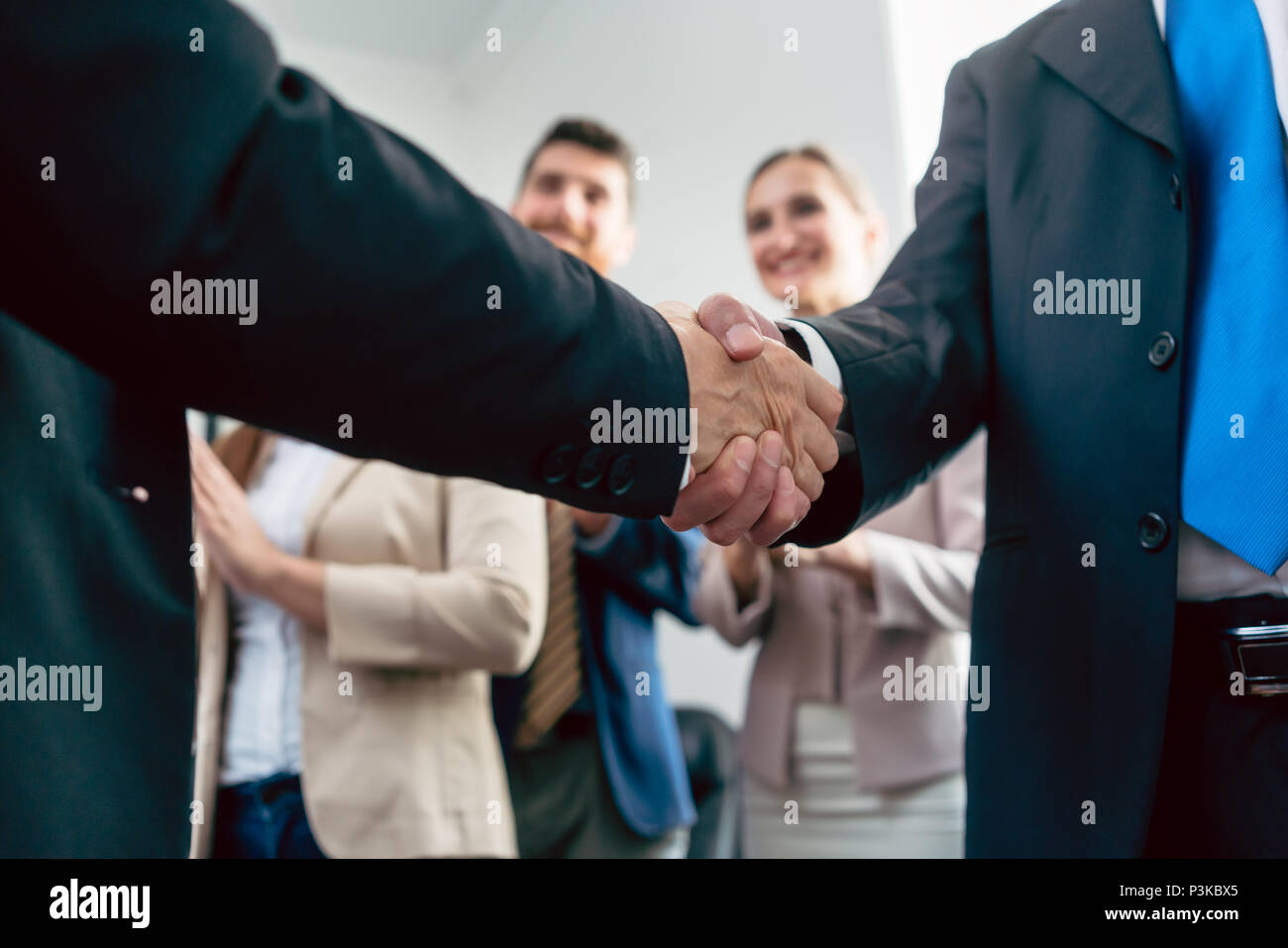 Close-up de la poignée de main des deux hommes d'affaires après un important accord Banque D'Images