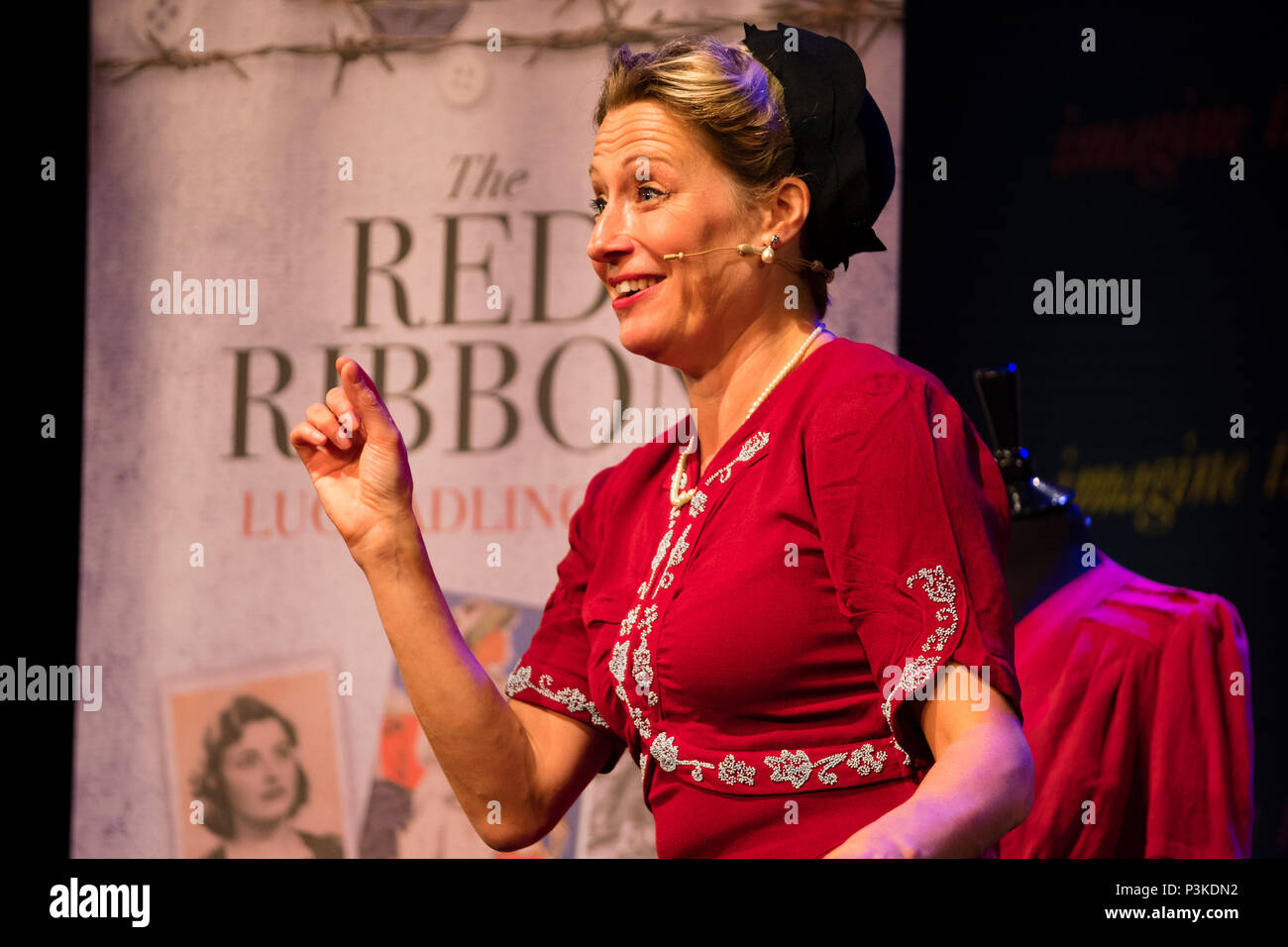 LUCY ADLINGTON, auteur, acteur et historien de costumes, parler de son travail à un public d'enfants à l'école sur 2018 Hay Festival de la littérature et des arts. Ce festival , a décrit par l'ancien président américain Bill Clinton comme "le Woodstock de l'esprit', attire des écrivains et penseurs du monde entier pendant 10 jours de célébrations de la meilleure de l'écrit Banque D'Images