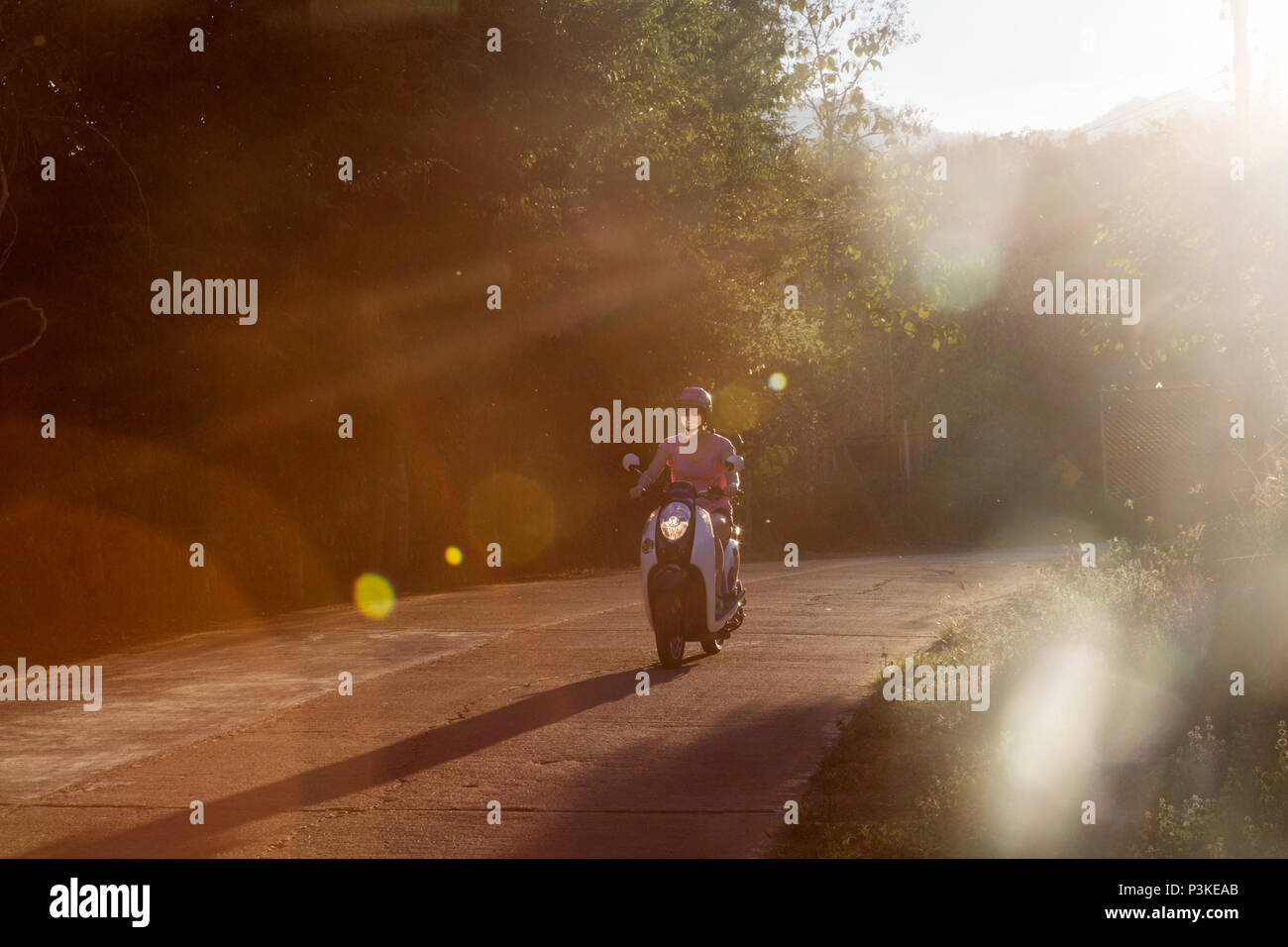 Hot woman riding scooter, PAI, Mae Hong Son, Thaïlande bientôt Banque D'Images