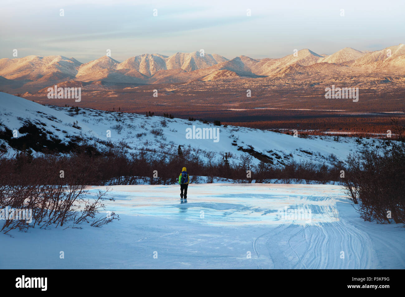 Fille qui marche sur la rivière Yukon Canada paysage gelé Banque D'Images