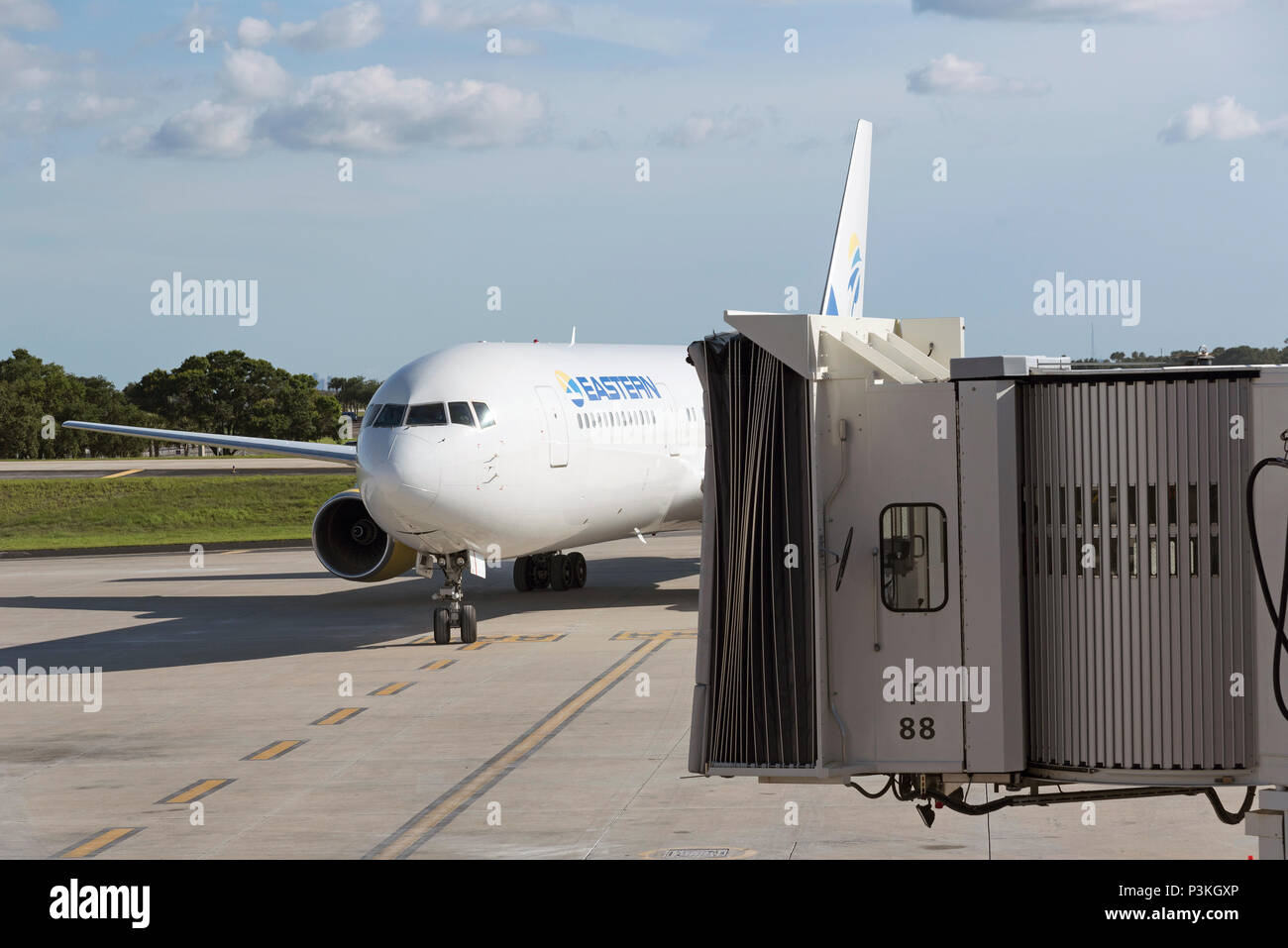 L'Aéroport International de Tampa, Floride, USA 2018. Un Eastern Air Lines Boeing 767-300 L'approche du stand. Banque D'Images