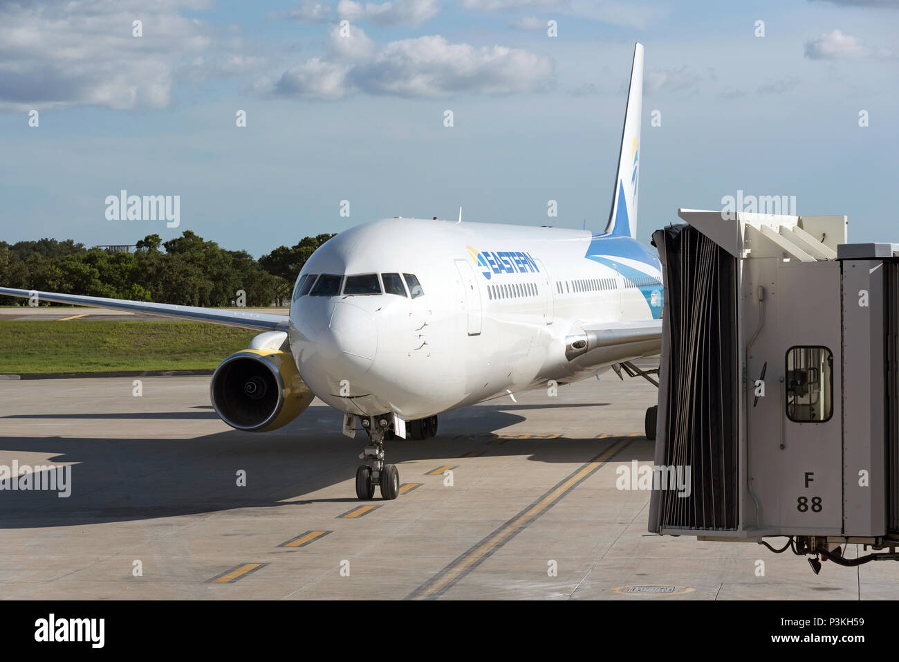 L'Aéroport International de Tampa, Floride, USA 2018. Un Eastern Air Lines Boeing 767-300 L'approche du stand. Banque D'Images