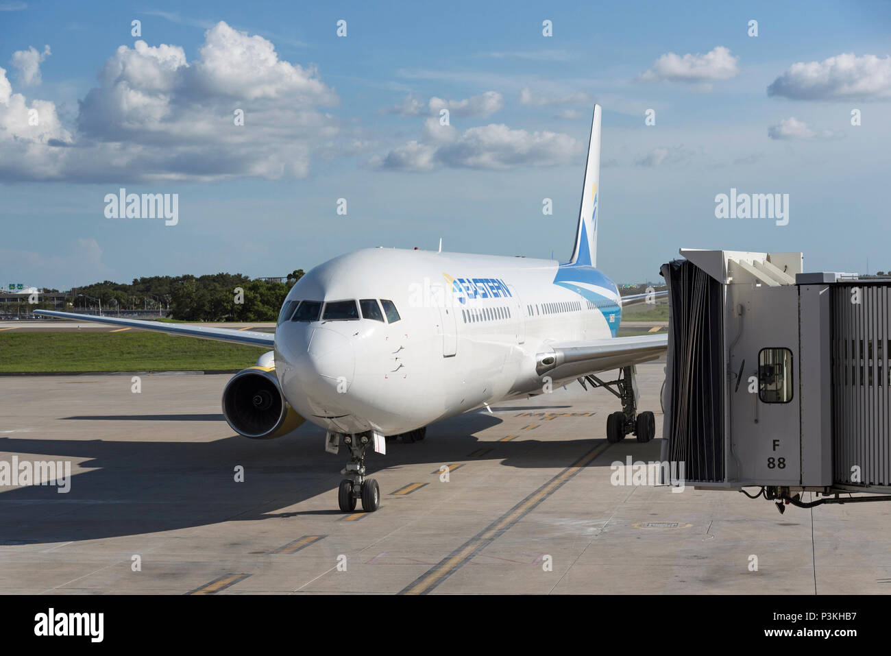 L'Aéroport International de Tampa, Floride, USA 2018. Un Eastern Air Lines Boeing 767-300 L'approche du stand. Banque D'Images