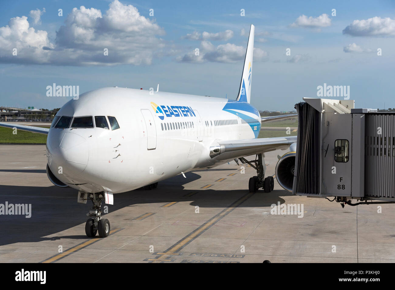 L'Aéroport International de Tampa, Floride, USA 2018. Un Eastern Air Lines Boeing 767-300 L'approche du stand. Banque D'Images