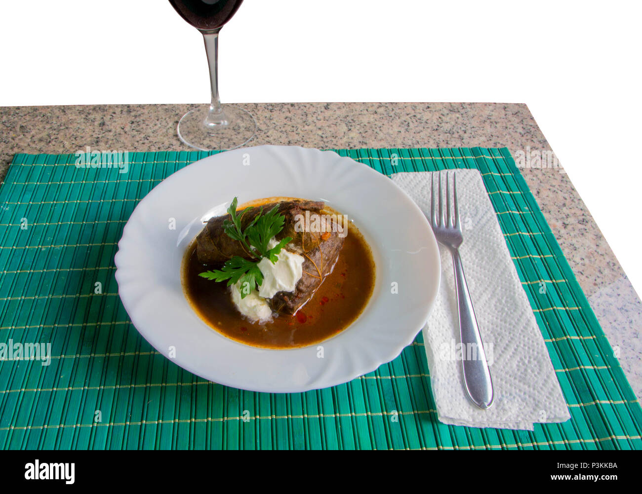 Plat turque dolma (sarma), du riz avec de la viande enveloppée de feuilles de vigne dans la plaque Banque D'Images