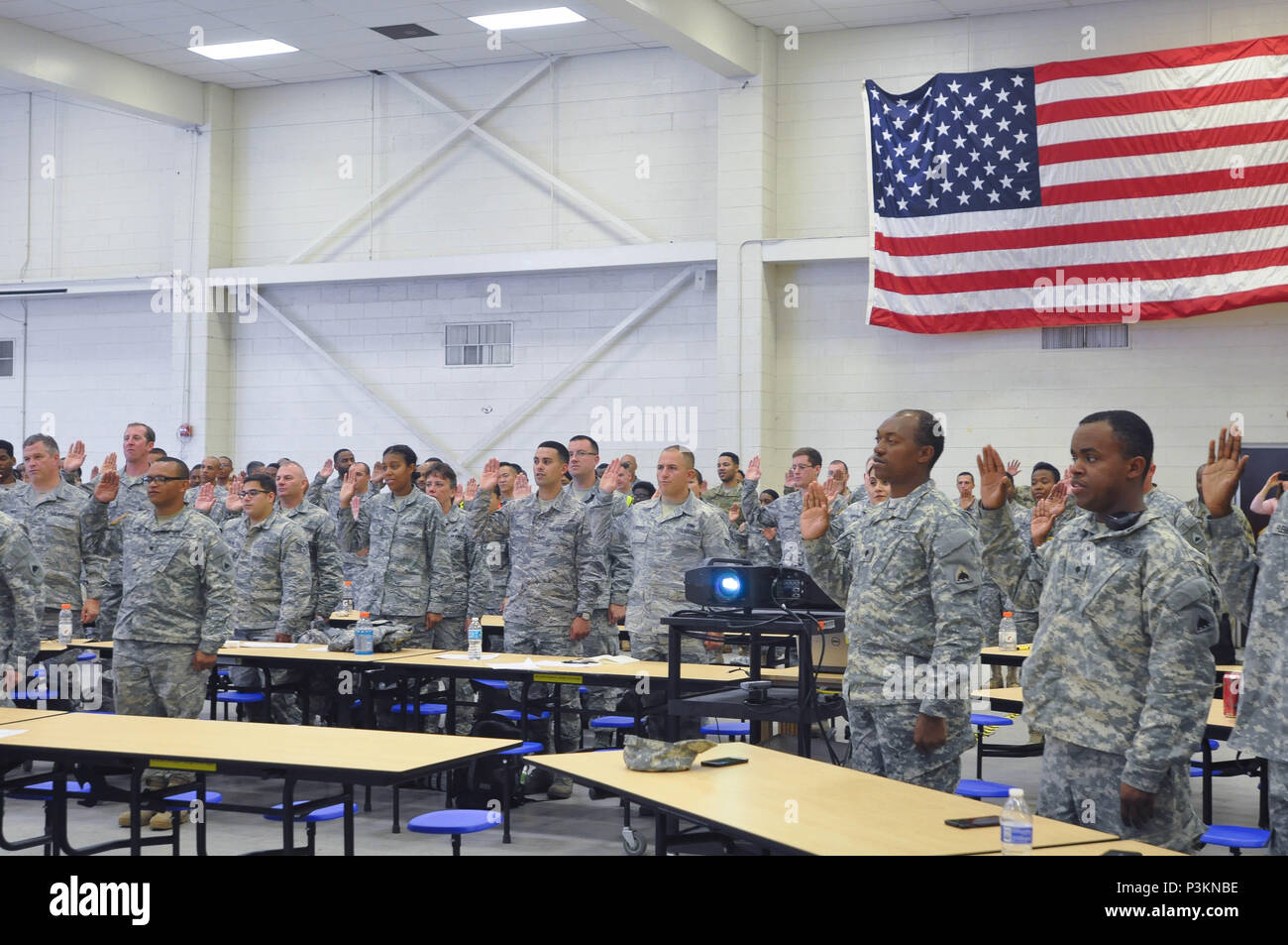 Environ 300 gardes sont déléguées comme agents de police spéciale au cours de Guardian Task Force 4 juillet at Joint Base Anacostia-Bolling, D.C., leur mission est de renforcer les services de police et d'assurer la sécurité, le contrôle de la circulation et la foule pendant la fête de l'indépendance, près du National Mall. (U.S. Photo de la Garde nationale par la CPS. Malikah Anderson/libérés) Banque D'Images