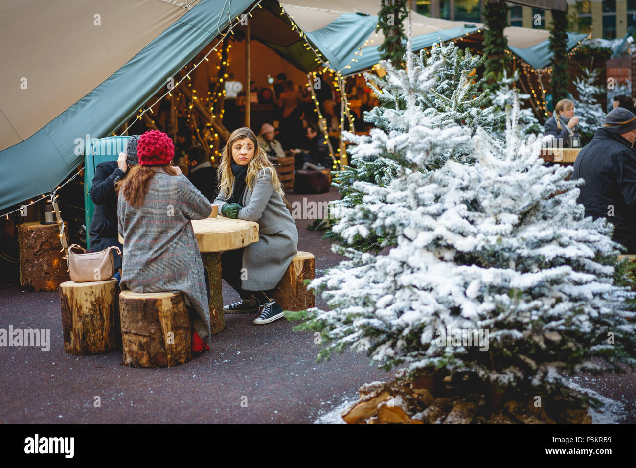 Londres, UK - Novembre 2017. Les gens de boire dans un bar et grill tente dans Broadgate, où une forêt dite d'inspiration nordique de la forêt d'hiver est installé. Banque D'Images