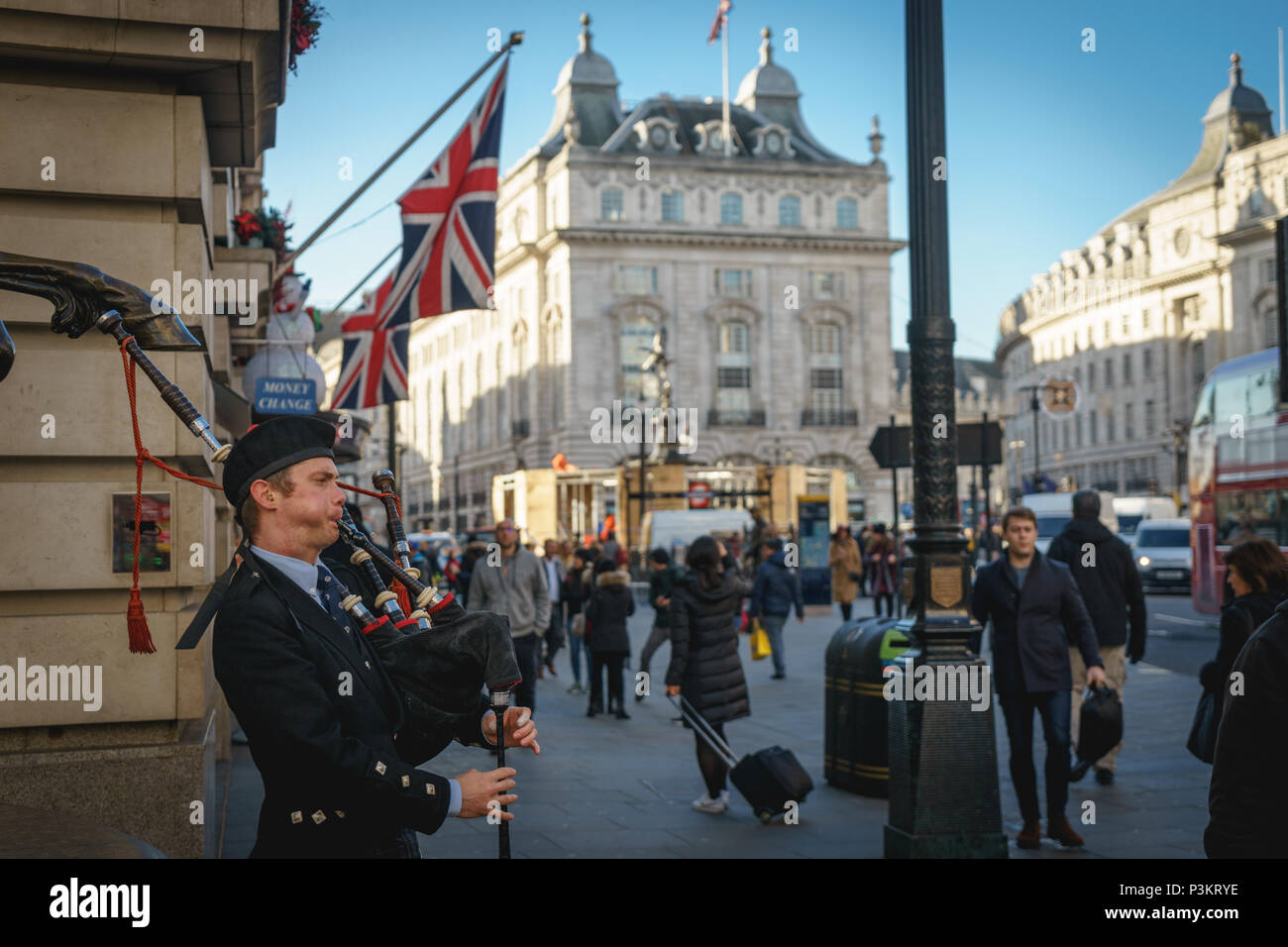 Londres, UK - Novembre 2017. Joueur de cornemuse écossaise dans l'exécution de Piccadilly Circus. Le format paysage. Banque D'Images