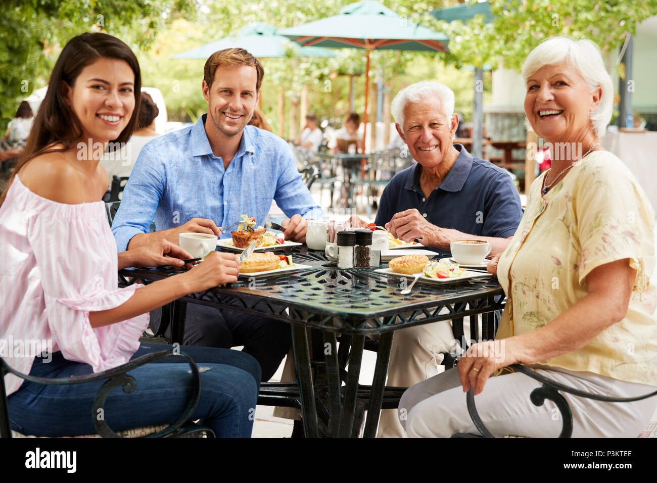 Senior Couple Enjoying Meal At Outdoor Cafe Banque D'Images