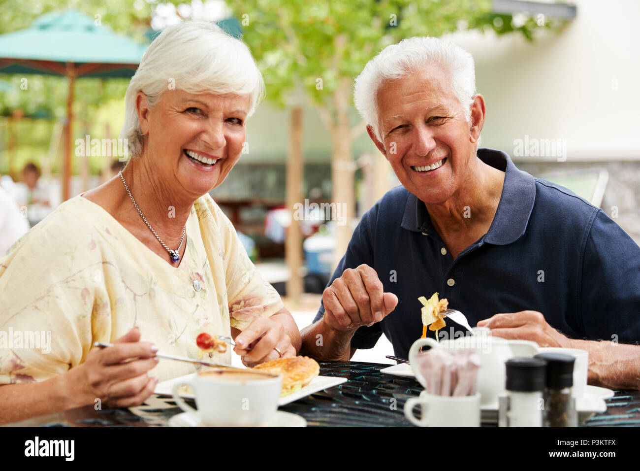 Couple Enjoying Meal At Outdoor Café Ensemble Banque D'Images