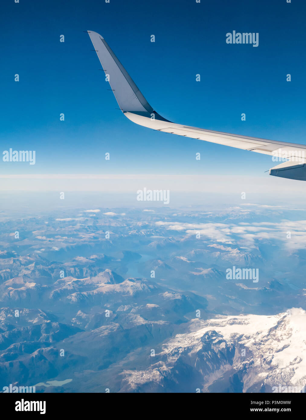 Vue depuis la fenêtre de l'avion de la neige a couvert des Andes avec aile d'avion, glace de Patagonie australe domaine Patagonie, au Chili, en Amérique du Sud Banque D'Images