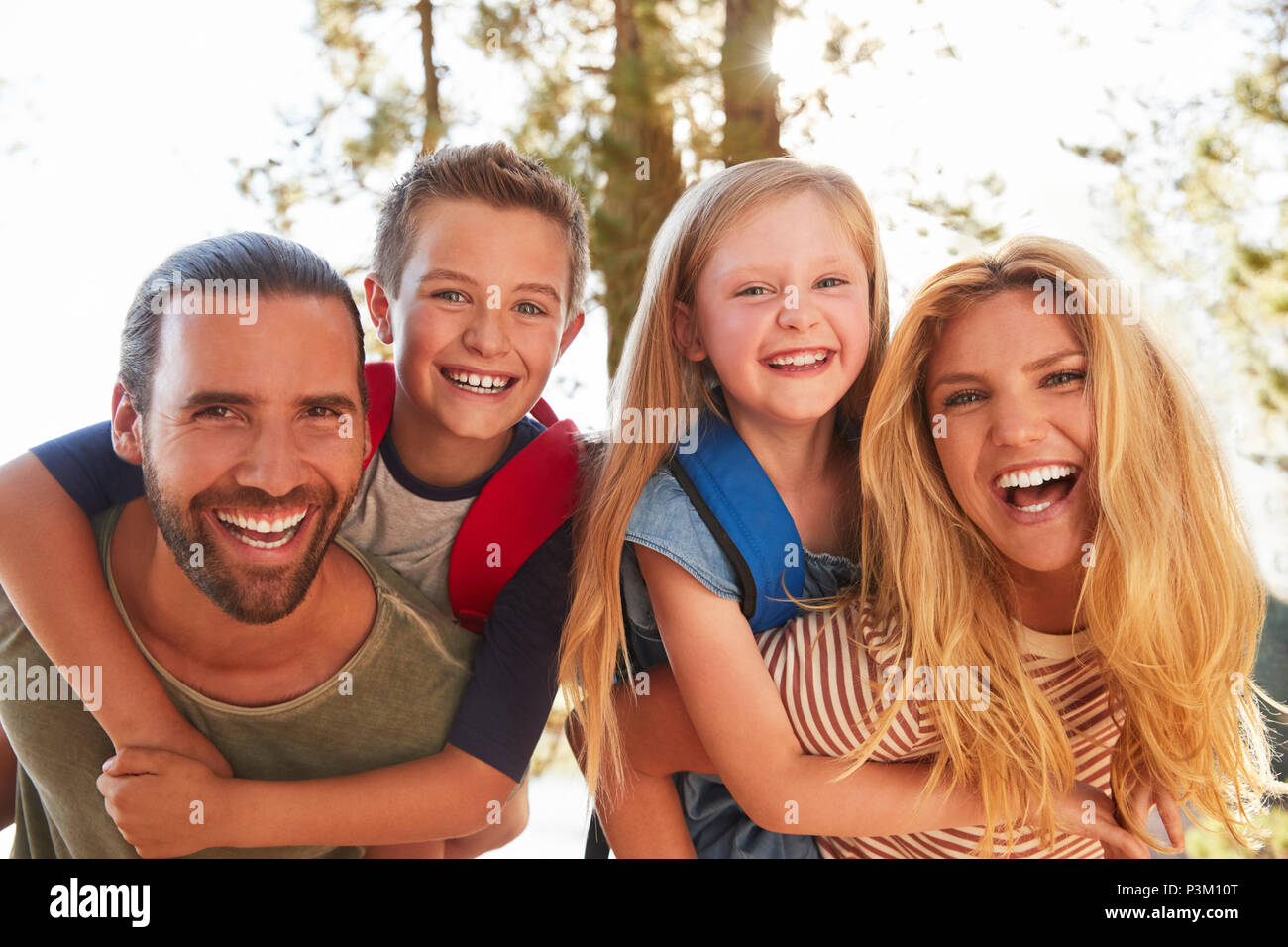 Portrait de famille sur l'aventure de randonnée à travers les bois Banque D'Images