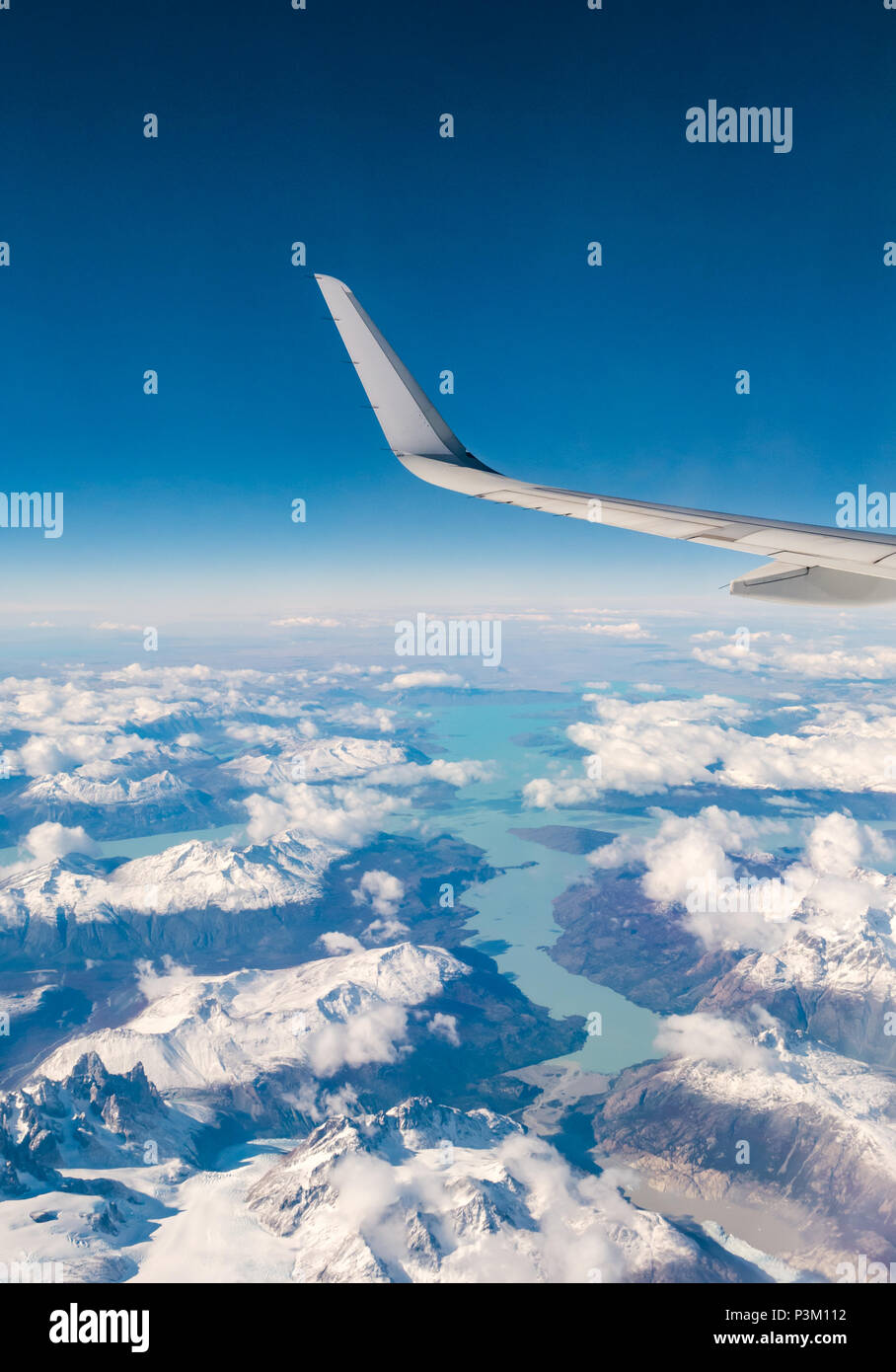 Vue depuis la fenêtre de l'avion de la neige a couvert des Andes avec les lacs, les glaciers et icebergs, le sud du champ de glace de Patagonie Patagonie, au Chili Banque D'Images