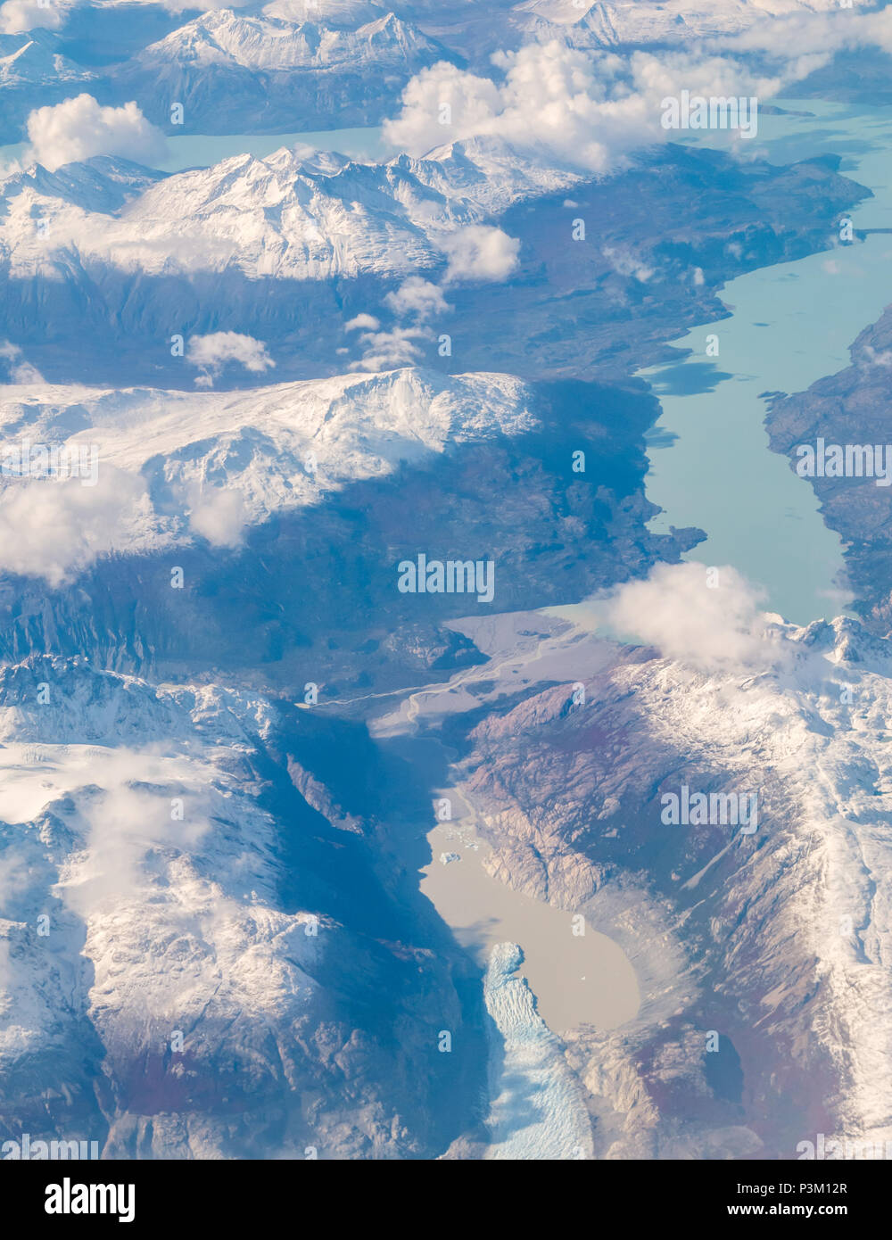 Vue depuis la fenêtre de l'avion de la neige a couvert des Andes avec des lacs et des glaciers et icebergs, le sud du champ de glace de Patagonie Patagonie, au Chili Banque D'Images
