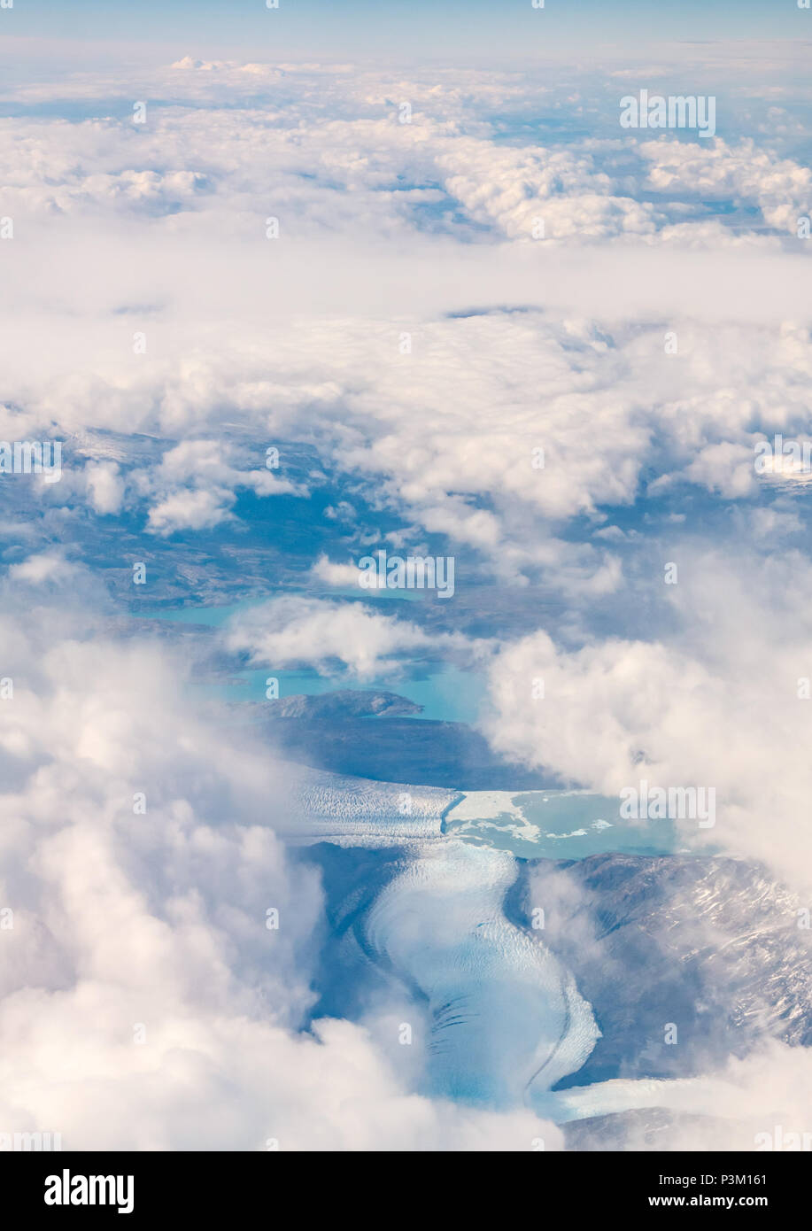 Vue depuis la fenêtre de l'avion de la neige a couvert des Andes avec les glaciers et les icebergs du lac en réunion, dans le sud de la glace de Patagonie Patagonie, au Chili, sur le terrain Banque D'Images