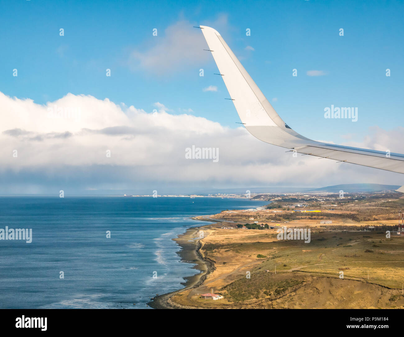 Vue depuis la fenêtre de l'avion approchant l'aéroport de Punta Arenas sur la côte maritime dans le détroit de Magellan, Patagonia, Chili, Amérique du Sud Banque D'Images