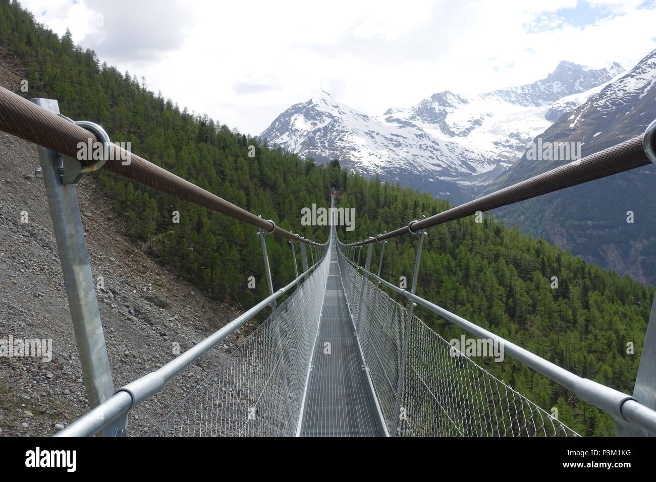 Pont suspendu charles kuonen Banque de photographies et d’images à ...