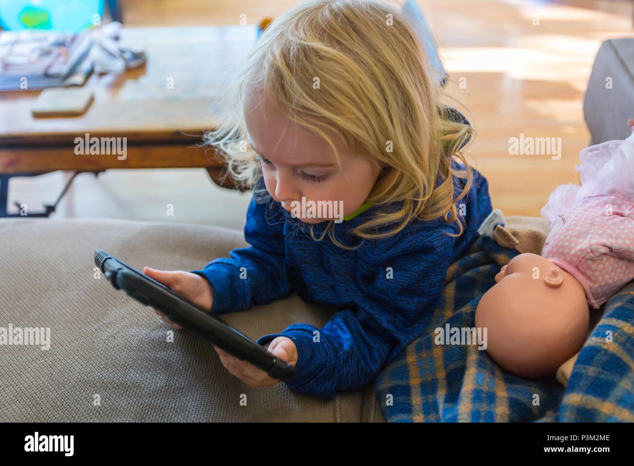 2 ans, fille, à la recherche à l'iPad Banque D'Images