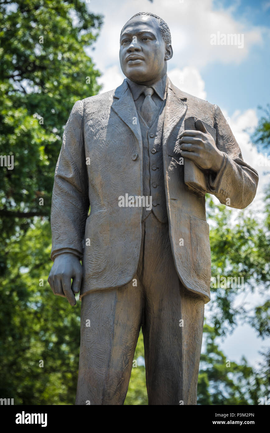 Martin Luther King statue à Birmingham, Alabama's Kelly Ingram Park en face de l'Birmingham Civil Rights Institute et Église baptiste. Banque D'Images