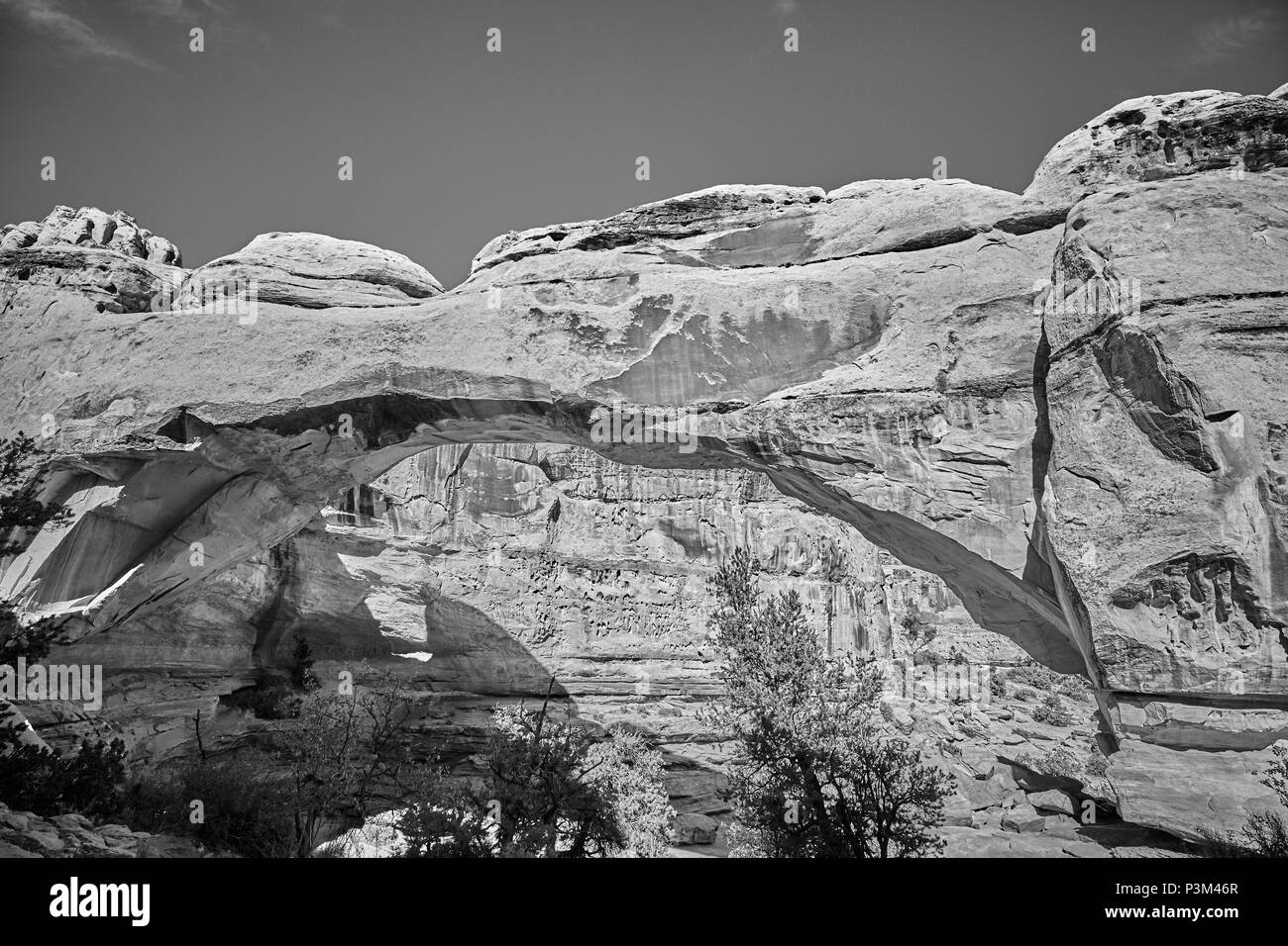 Photo noir et blanc de l'Hickman Bridge dans Capitol Reef National Park, Utah, USA. Banque D'Images